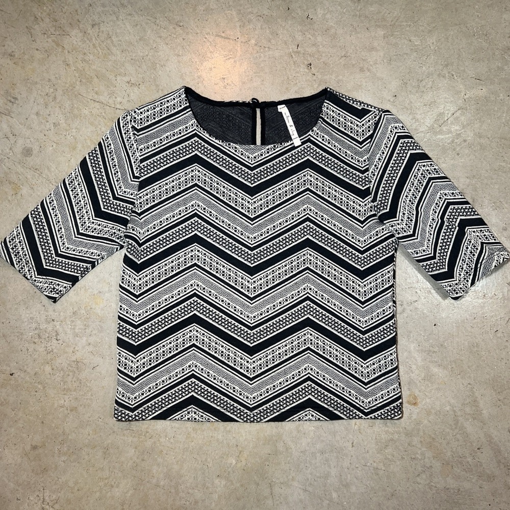 Anthropologie Willow & Clay Womens Small Chevron Bell Sleeve Blouse Black White